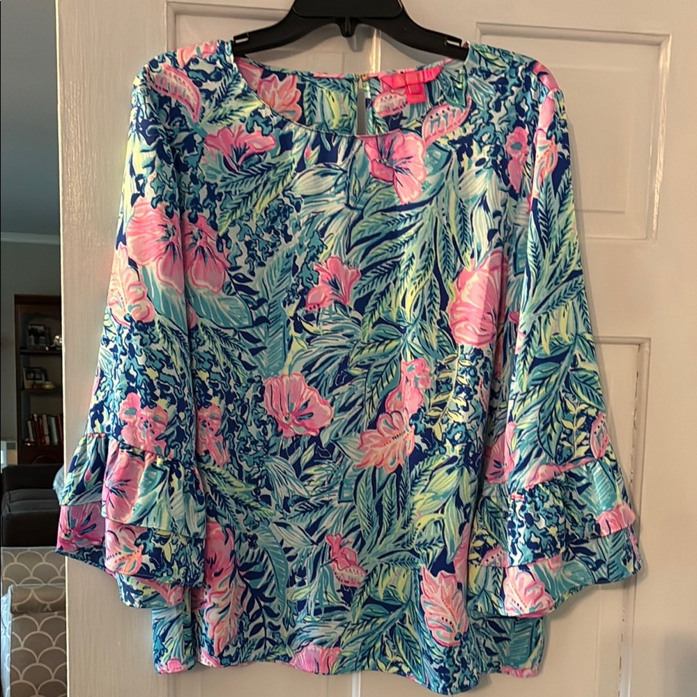 Lilly Pulitzer Pink and Blue Ruffled Bell Sleeve Blouse
Like new - 100% Polyster